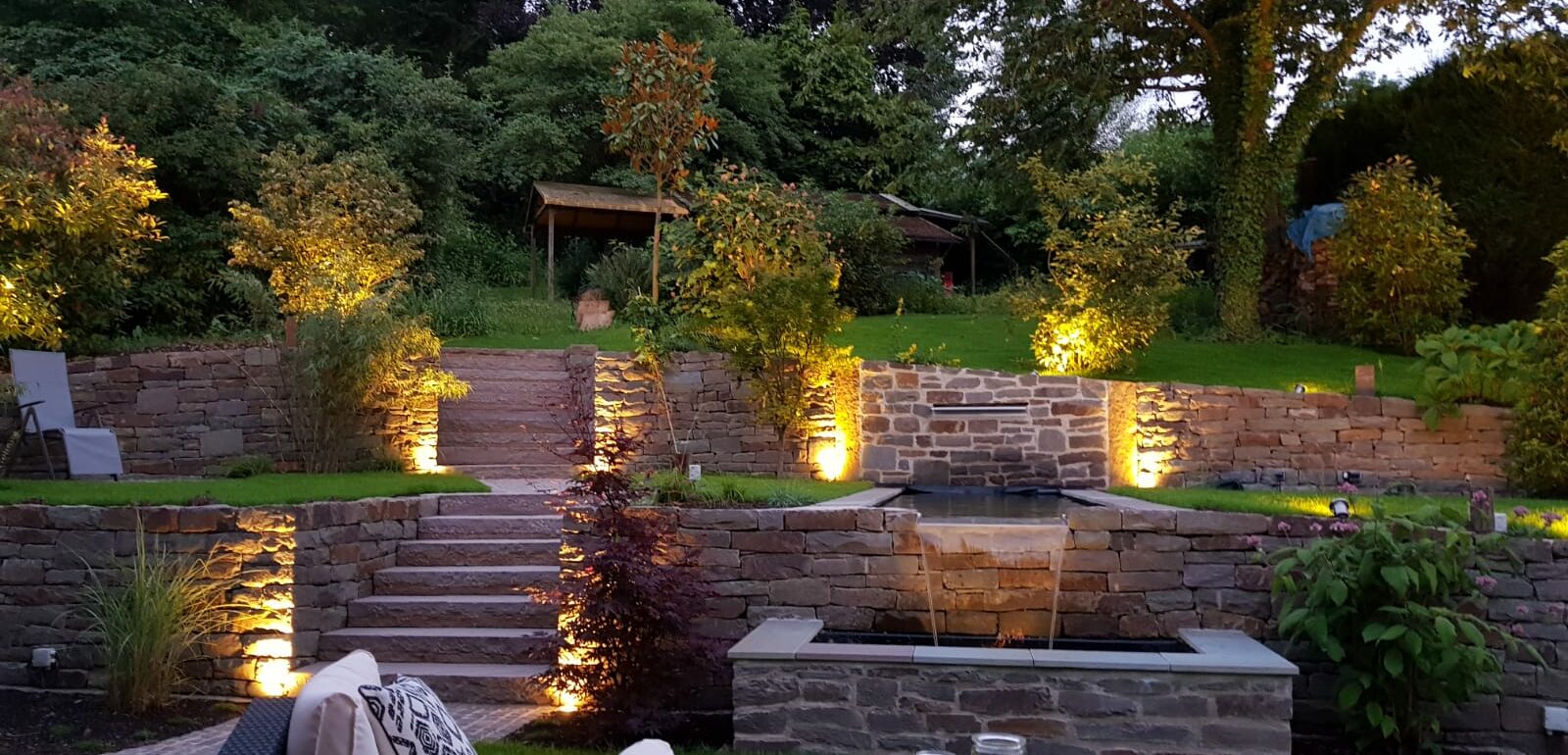 Garten mit schöner Beleuchtung