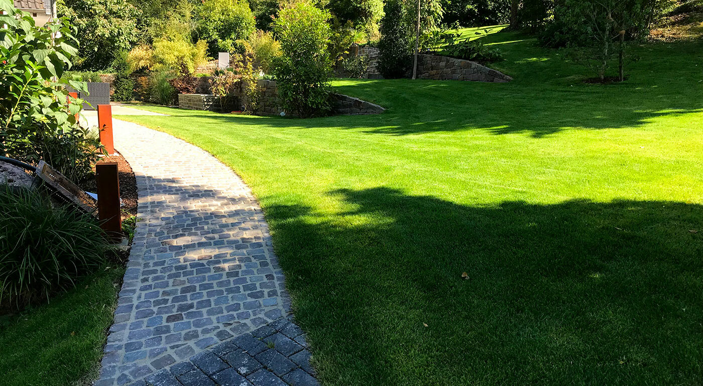 Garten mit gepflasterten Weg und Anlagen